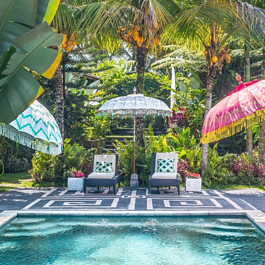 Balinese cream garden parasol or umbrella hand painted with silver. Bamboo spokes, hand carved durian wood pole, Indian metal silver fringing and light blue cotton tassels. Pretty garden umbrella for picnics, gardens, festivals, weddings, terraces and pool side. Beautiful boho, bali parasol.