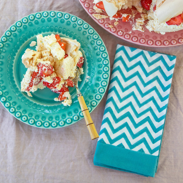 Turquoise zig zag napkins in a set of 6. Perfect with a plate of pavlova and alfresco dining outside